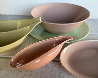 Pièces de service vintage en faïence mouchetée de Monterey, Californie, style milieu du siècle, marron clair, vert et jaune. Choisissez-en une.