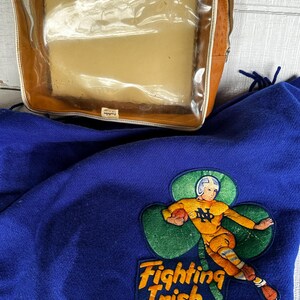Vintage 1960s Pendleton Wool Notre Dame Fighting Irish Stadium Blanket – ND Football – Original Case & Cushion Bild 10