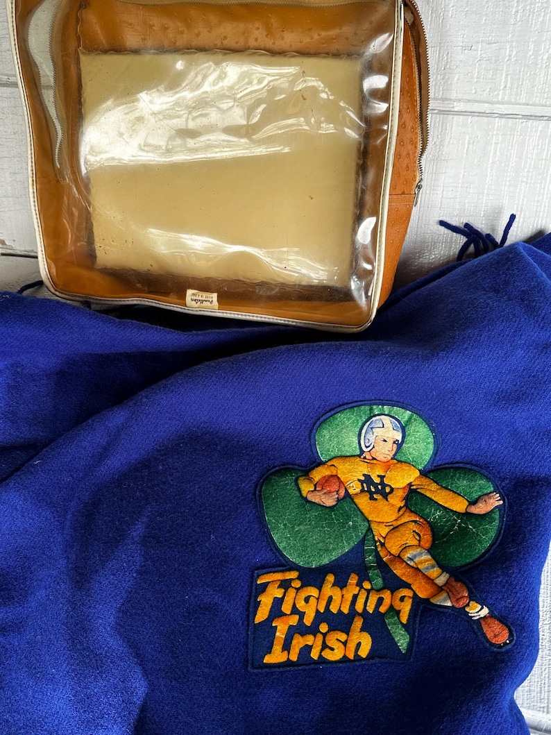 Vintage 1960s Pendleton Wool Notre Dame Fighting Irish Stadium Blanket – ND Football – Original Case & Cushion Bild 10