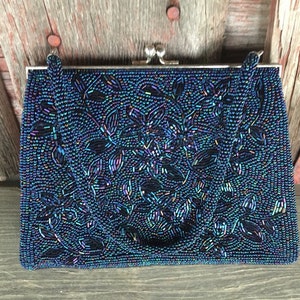 Bolso de mano con cuentas de cristal de carnaval azul iridiscente, cartera de mano con cuentas de los años 40, monedero de estilo art nouveau con cuentas iridiscentes y tonos metálicos dorados