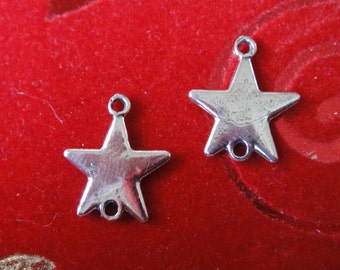 Puede incluir: Dos abalorios de estrella plateados con un bucle en la parte superior para sujetarlos a joyas u otras manualidades.