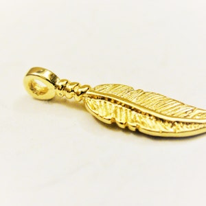 ヴェルメイユ、925 スターリング シルバーに 18K ゴールドをあしらったフェザー チャーム、光沢のあるゴールドのフェザー チャーム、ヴェルメイユのフェザー、ヴェルメイユのフェザー チャーム、フェザー、鳥