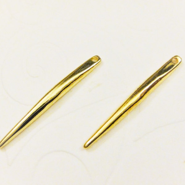 2 stuks. Vermeil, 18k goud op 925 sterlingzilveren magere naaldbedel - lange en dunne dolk, speerpunthanger, naald, glanzende gouden naald