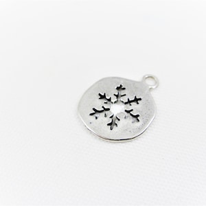 Winter Christmas SNOWFLAKE Solid Sterling Silver Small Charm Pendant 1941 Winter Christmas SNOWFLAKE Solid Sterling Silver Small Charm Pendant 1941