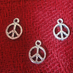 Dije de símbolo de la paz antiguo oxidado en plata de ley 925, colgante (1 unidad), símbolo de la paz, paz de plata, símbolo de la paz pequeño, dije de paz pequeño martillado