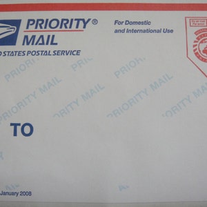 Puede incluir: Una etiqueta blanca de Priority Mail del Servicio Postal de los Estados Unidos con el texto "PRIORITY MAIL" y "UNITED STATES POSTAL SERVICE" en azul. La etiqueta también incluye el texto "Para uso nacional e internacional" y un logotipo rojo y blanco con el texto "INTERNATIONAL EXPRESS PRIORITY" y un globo terráqueo.