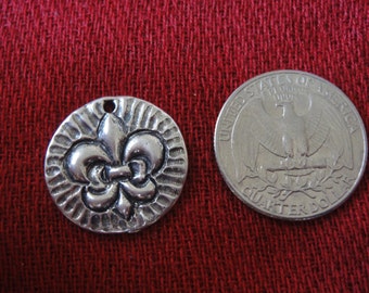 925 Sterling Silver Oxidized Fleur De Lis pendant, Fleur De Lis Dog Tag, sterling silver pendant, round fleur de lis charm