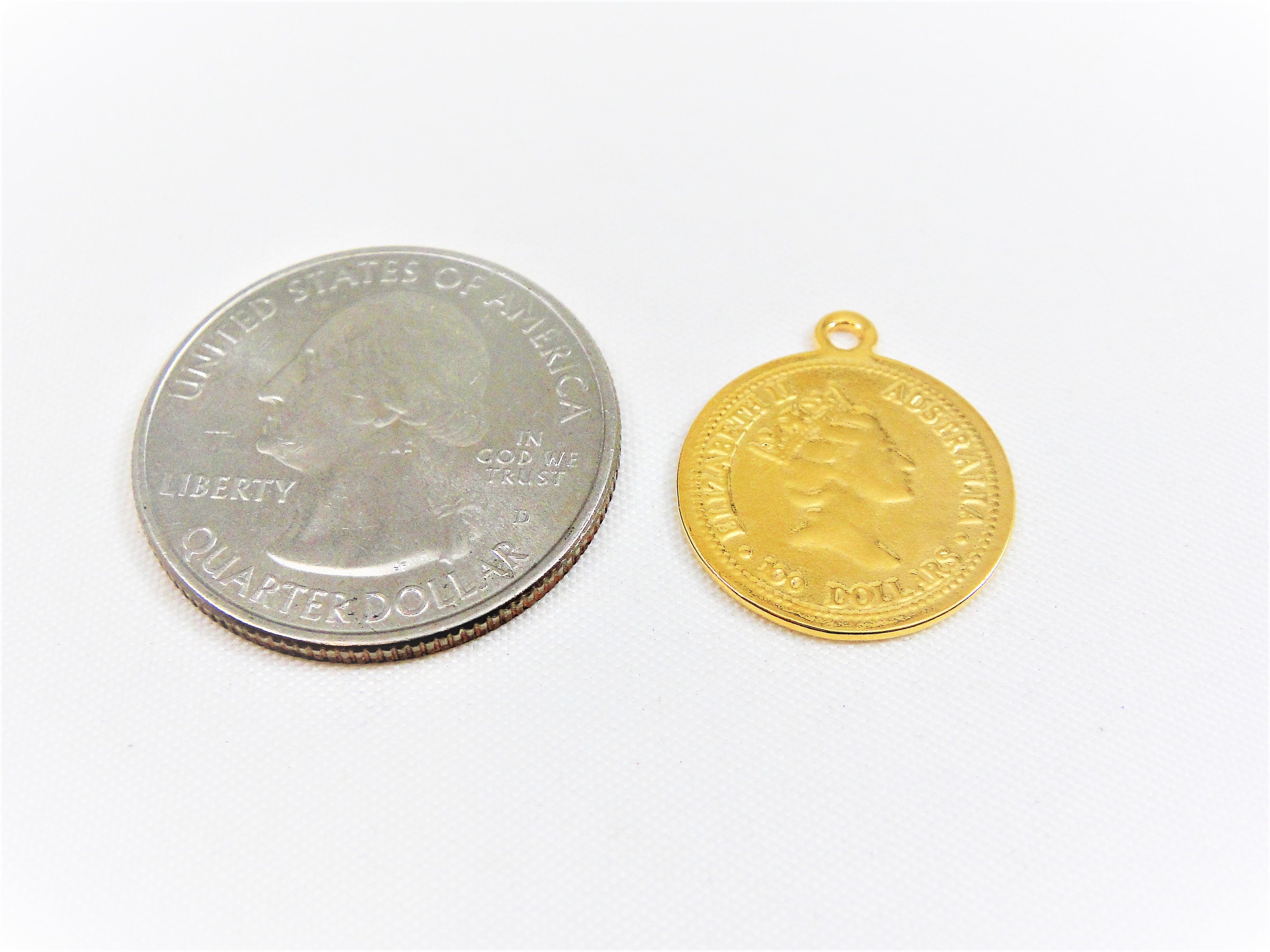 ヴェルメイユ、18金メッキ925スターリングシルバーのエリザベス女王コイン、光沢のあるゴールドのエリザベス女王コイン、ヴェルメイユのエリザベスコイン チャーム、コインディスク - Etsy 日本