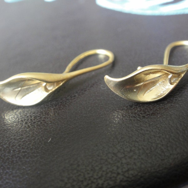 2 pc. Vermeil, 18k gold over 925 sterling silver Calla Lily Earwires - matte gold earring finding, vermeil ear hooks, vermeil calla earrings