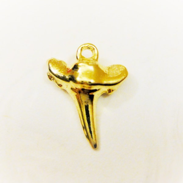 Shiny Gold Kleiner Haifischzahn Anhänger - kleiner Haifischzahn-Charm aus Gold, 18k vergoldet über 925er Sterlingsilber, vergoldeter Haifischzahn