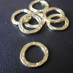 2 peças. Vermeil, ouro 18k sobre prata esterlina 925. Anel circular de 12 mm, conector circular, conector circular aberto martelado, pequenos círculos.