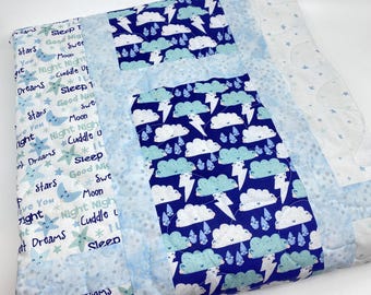 Edredón infantil hecho a mano: Manta para bebé niño con diseño de luna azul, estrellas y nubes (41 x 57 pulgadas)
