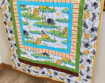 Edredón infantil "Safari en la jungla" de 44 x 64 pulgadas: Manta acolchada unisex con elefantes, monos e hipopótamos.