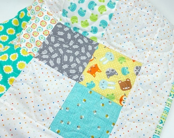 Edredón infantil con diseño de bosque para niño o niña; colores pastel y estampados neutros en cuanto al género, 38 x 52 pulgadas.