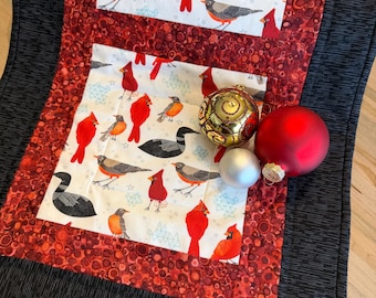 Camino de mesa acolchado con diseño de pájaros, cardenales, colimbos y petirrojos, hecho a mano. Decoración para el hogar.