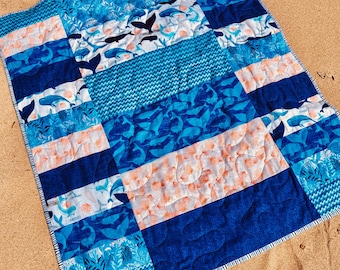 Manta infantil con diseño oceánico - 36 x 45 cm - Manta para bebé con ballena bajo el mar - Hecha a mano
