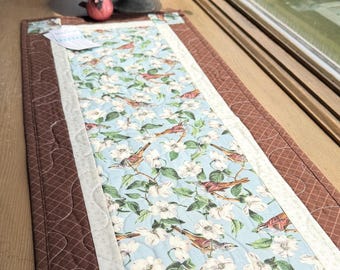 Camino de mesa Blue Bird hecho a mano y acolchado 14-1/2 x 36 Pieza única