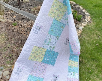 Edredón infantil para niña hecho a mano con diseño de gatos: apliques de gatitos, estampados con temática de jardín, 44 x 64 pulgadas.