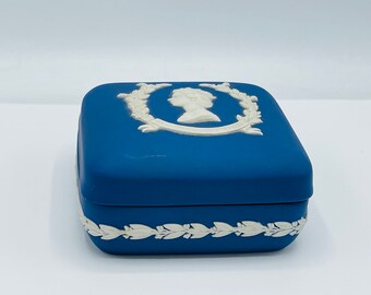 Queen Elizabeth II Silver Jubilee Trinket Box Wedgwood Jasperware Cobolt Blue Queen Elizabeth II Silver Jubilee Trinket Box Wedgwood Jasperware Cobolt Blue