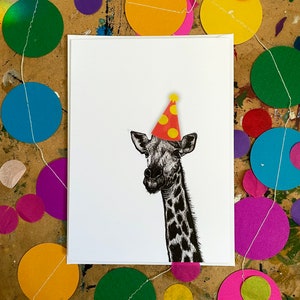 Jirafa en una tarjeta de cumpleaños con sombrero de fiesta. Ilustración impresa dibujada a mano en la tarjeta Eco Kraft