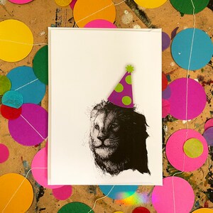 León en una tarjeta de cumpleaños con sombrero de fiesta. Ilustración impresa dibujada a mano en la tarjeta Eco Kraft