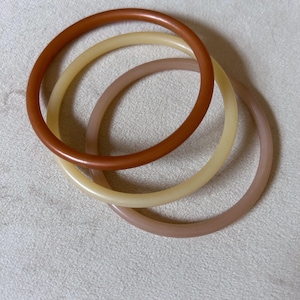 Lot de 3 bracelets joncs en plastique marron beige crème havane vintage des années 80 et 90