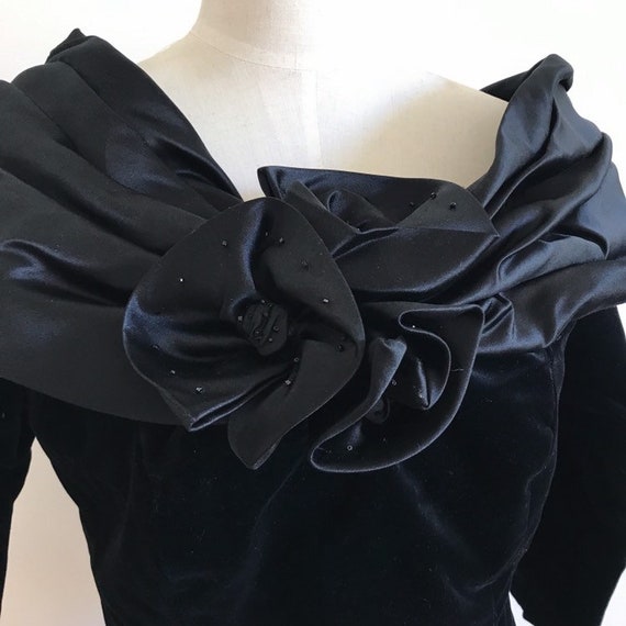 Vintage black velvet dress / off shoulder formal … - image 4