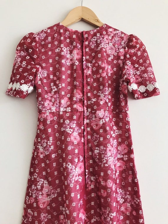 Vintage 60s 70s daisy maxi dress / pink floral go… - image 5