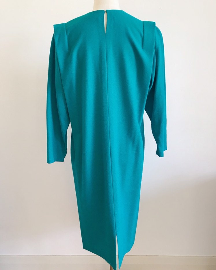 Robe midi géométrique bleu sarcelle des années 70-80 avec manches 3/4, ceinture + épaulettes - France