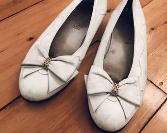 chaussures blanches vintage // chaussures arc vintage // appartements de ballet vintage blanc //