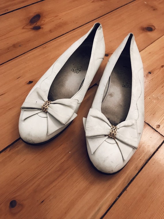 Vintage white shoes // vintage bow shoes // white
