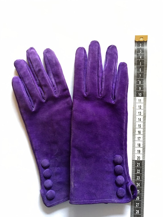 1960s elegant purple suede gloves. Very stylish in