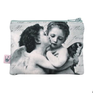 Puede incluir: Una bolsa de lona blanca con cremallera azul claro, adornada con una imagen en blanco y negro de dos querubines besándose.