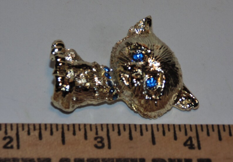 Costume Jewelry Kitten Feline Brooch Pin Gold Tone Metal Blouse Pin Kitty Cat Brooch With Blue Rhinestone Eyes and Collar