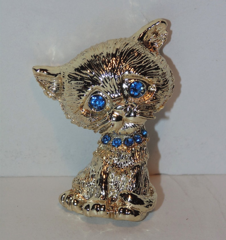 Costume Jewelry Kitten Feline Brooch Pin Gold Tone Metal Blouse Pin Kitty Cat Brooch With Blue Rhinestone Eyes and Collar
