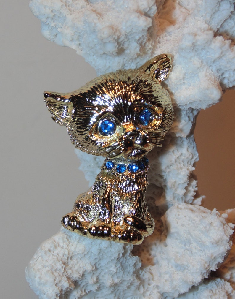 Costume Jewelry Kitten Feline Brooch Pin Gold Tone Metal Blouse Pin Kitty Cat Brooch With Blue Rhinestone Eyes and Collar