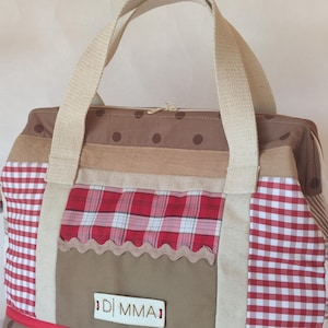 Puede incluir: Bolso tote patchwork con una variedad de patrones, incluyendo cuadros rojos y blancos, lunares marrones y tela beige. El bolso tiene asas beige resistentes y un ribete rojo en la parte inferior. Una pequeña etiqueta dice "D MMA1".
