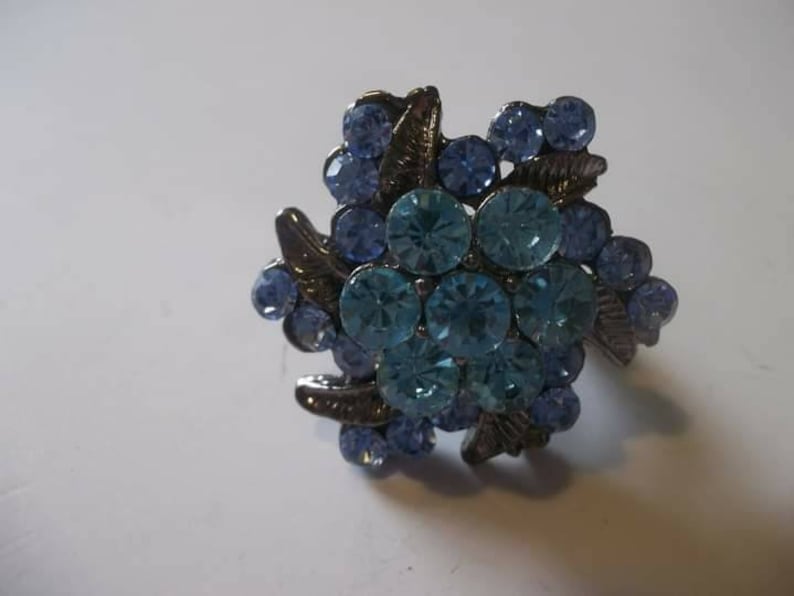 Gorgeous Flower Shape w Leaves /& 2 Stunning shades of Blue Crystals Size 7 Adjust Possibly Pewter 14.99 FREE Ship! Ring Handcrafted
