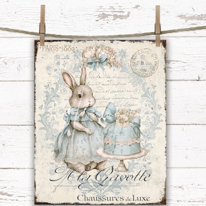 Könnte beinhalten: Eine Vintage-Illustration eines blauen Kaninchens, das ein Kleid trägt und einen blauen und weißen Kuchen hält. Das Bild hat einen Hintergrund aus blauen und weißen Blumenmustern und Text, der "A la Gavotte, Chaussures de Luxe, Paris 1889" lautet.