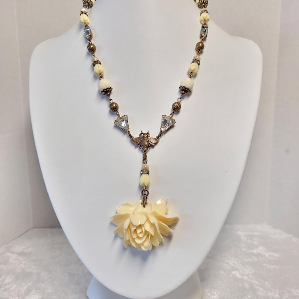 Collar vintage con diseño de abeja y flor, colgante de rosa tallada en color crema, joyería artesanal llamativa, regalo de estilo victoriano.