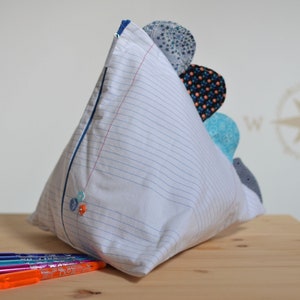 Large fancy storage kit in the shape of a zipped berlingot, made of notebook fabric and multicolored ridges XXL bleu