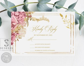Puede incluir: Una tarjeta de respuesta rectangular con fondo blanco, marco dorado, gráfico de tiara dorada y detalles florales rosas. El texto dice: Kindly Reply, BY NOVEMBER 1ST, 2021, M, ACCEPTS WITH DELIGHT!, DECLINES WITH REGRET y NUMBER OF GUESTS ATTENDING.
