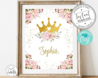 Puede incluir: Una impresión digital enmarcada que presenta una corona dorada con un pequeño corazón recortado, rodeada de rosas rosadas y hojas verdes. El nombre Sophia está escrito en letra cursiva dorada bajo la corona. Incluye detalles de purpurina dorada.