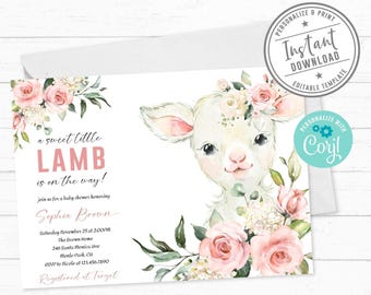 Könnte beinhalten: Eine Babyparty-Einladungskarte mit einer Aquarellillustration eines Lammes, umgeben von rosa Rosen und Grünpflanzen. Der Text lautet: a sweet little LAMB is on the way! join us for a baby shower honoring Sophia Brown.