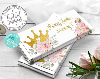 Könnte beinhalten: Zwei rechteckige Schokoriegelverpackungen mit einer goldenen Kronengrafik, rosa Blumenillustrationen und dem Text Princess Sophia is turning 1. Ein kreisförmiges Abzeichen enthält den Text Instant Download Editable Template.