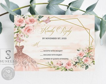 Puede incluir: Una tarjeta de respuesta rectangular con fondo de acuarela color melocotón, rosas rosadas y mariposas. Muestra un marco geométrico dorado, una ilustración de un vestido de color oro rosa brillante y el texto Kindly Reply by November 1st, 2023.