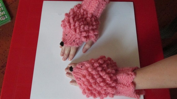 ピンクのハリネズミの指なしミトン：女性用かぎ針編みの動物