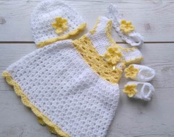 Robe De Bebe Au Crochet Situe Dans Le Bandeau De Robe Blanche Etsy France