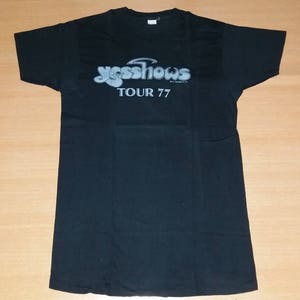 Jaargang 1977 Ja toont gaan voor The One Tour Concert promo T-shirt