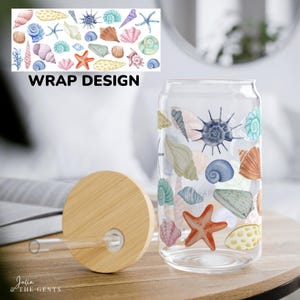 Puede incluir: Una lata de vidrio transparente con una pajita y una tapa de madera. La lata está decorada con un patrón colorido de conchas marinas y estrellas de mar. El texto "WRAP DESIGN" es visible en la parte superior de la imagen.